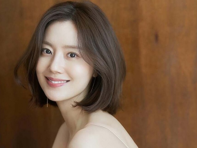 'Cô dâu tháng 6' Moon Chae Won khoe ảnh cưới