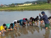Lớp học mò cua bắt ốc cho 'khối nghỉ hè'
