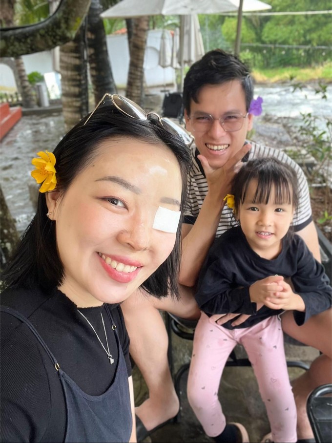 Tăng Hương bên chồng và con gái. Ảnh: NVCC