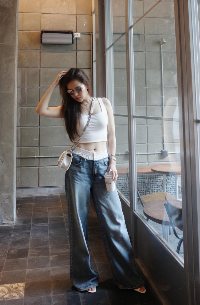 Phanh Lee diện crop-top trắng kén dáng, khoe vòng hai thon thả khi xuống phố cafe cùng bạn bè.