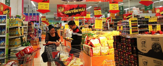 Nhiều gia đình thay đổi cách mua sắm, chọn mua thực phẩm thiết yếu theo chương trình khuyến mại để tiết kiệm túi tiền cho gia đình.
