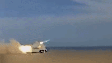 Trong đoạn video do Iran công bố liên quan đến vụ việc trên eo biển Hormuz, 2 tên lửa được ghi nhận phóng đi từ khu vực ven biển nhằm vào mục tiêu ngoài khơi.