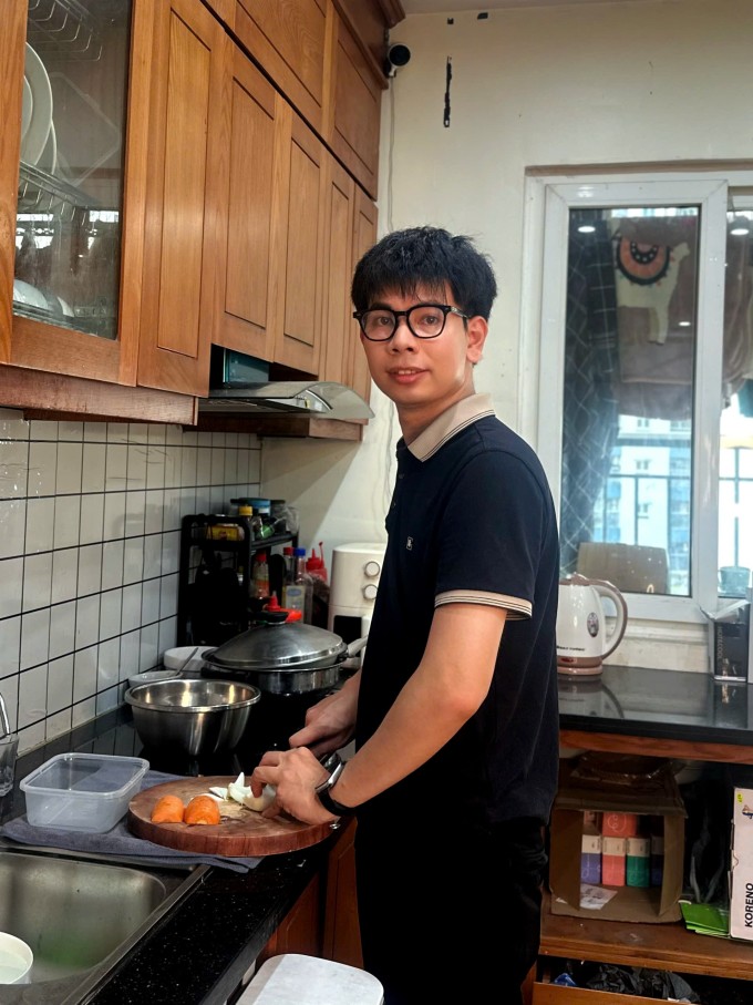 Tiền thường tự chuẩn bị bữa ăn sáng và tối mỗi ngày. Ảnh: NVCC