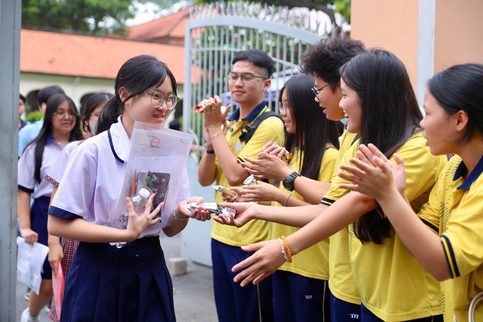 Thí sinh TP HCM kết thúc kỳ thi vào lớp 10. Ảnh: HOÀNG TRIỀU
