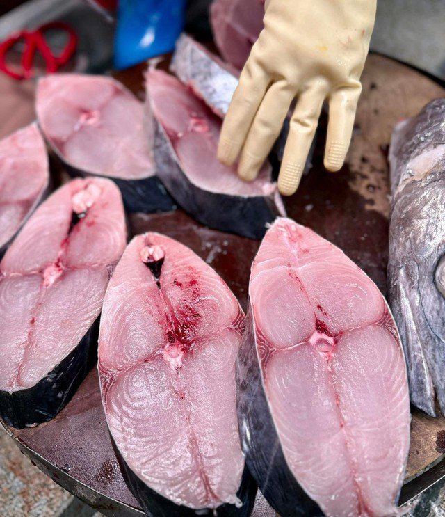 Cá thu giàu omega 3, giá rẻ hơn cá hồi. Ảnh HM