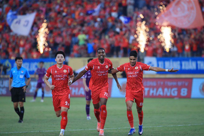 Alan (giữa) cùng đồng đội Đình Bắc và Artur là những chân sút, chân chuyền tốt nhất V-League mùa này