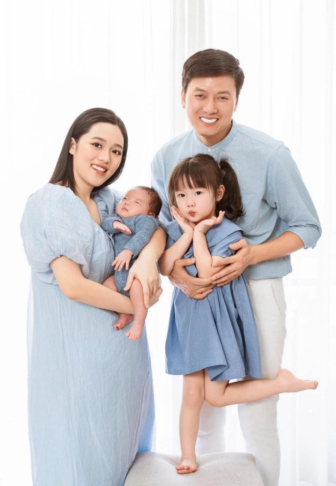 Quách Ngọc Tuyên làm điểm tựa cho vợ con.&nbsp;
