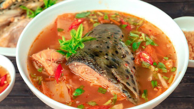 Canh chua cá hồi có vị chua ngọt hài hòa của nước cốt me, thơm, cà chua... kết hợp với cá hồi thơm, béo.