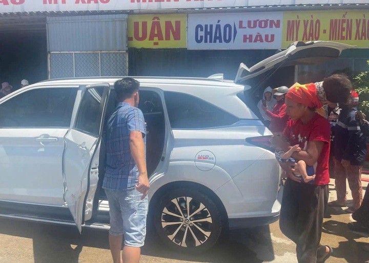 Sau khi được sự đồng ý của người mẹ, chính quyền địa phương và người dân thuê taxi chở cả 3 mẹ con ra miền Bắc