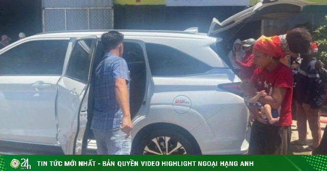 Ba mẹ con đi bộ xuyên miền Trung dưới nắng 40 độ C được hỗ trợ lên taxi về nhà