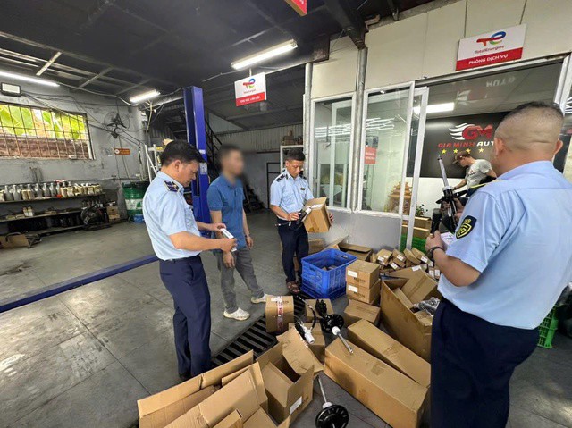 Trong đợt tăng cường kiểm tra thị trường sau khi xăng sinh học E10 được triển khai trên toàn quốc, ngày 2/6, Đội QLTT số 1 (Chi cục QLTT Hà Nội) đã kiểm tra Công ty TNHH Thương mại và Dịch vụ Gia Minh Auto Việt Nam tại xã Gia Lâm.