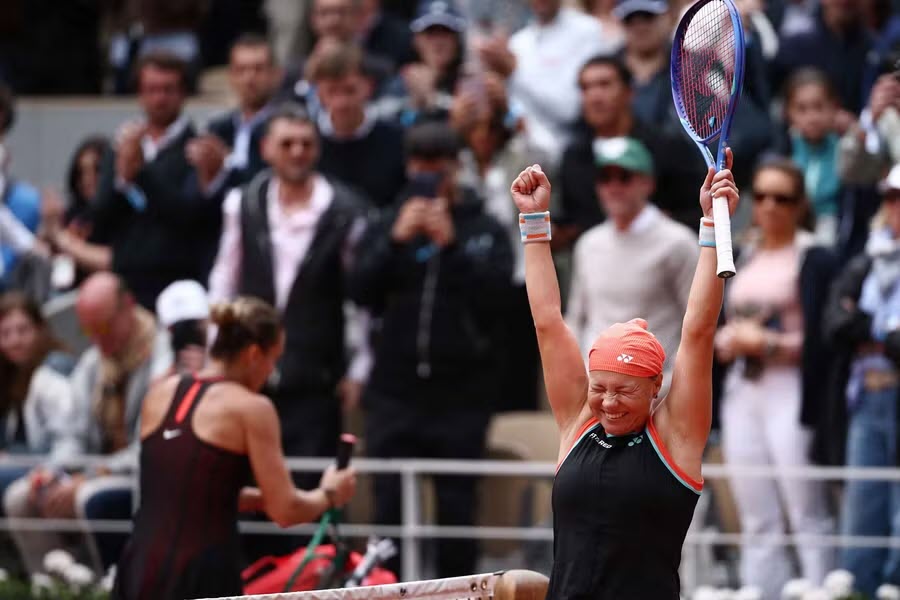 Shnaider ăn mừng chiến thắng ngược dòng&nbsp; trước Sabalenka