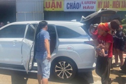 Ba mẹ con đi bộ xuyên miền Trung dưới nắng 40 độ C được hỗ trợ lên taxi về nhà