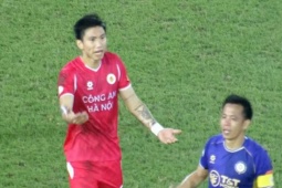 Rực lửa derby Thủ đô: Văn Hậu - Văn Quyết “tương tác”, đàn anh từ chối bắt tay