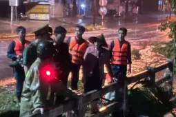 3 phụ nữ cùng xe máy bị nước lũ cuốn trôi trong đêm