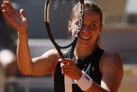 "Đóa hồng" Ba Lan hết tiền trả khách sạn, vẫn gây chấn động vào bán kết Roland Garros