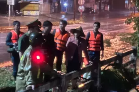 3 phụ nữ cùng xe máy bị nước lũ cuốn trôi trong đêm