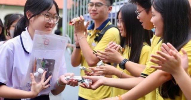 Kết thúc kỳ thi vào lớp 10 tại TP HCM: Điểm chuẩn biến động ra sao?