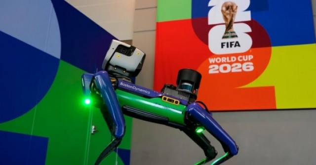 World Cup 2026: Chó robot chạy quanh sân, "mạng nhện" treo trên đầu cầu thủ