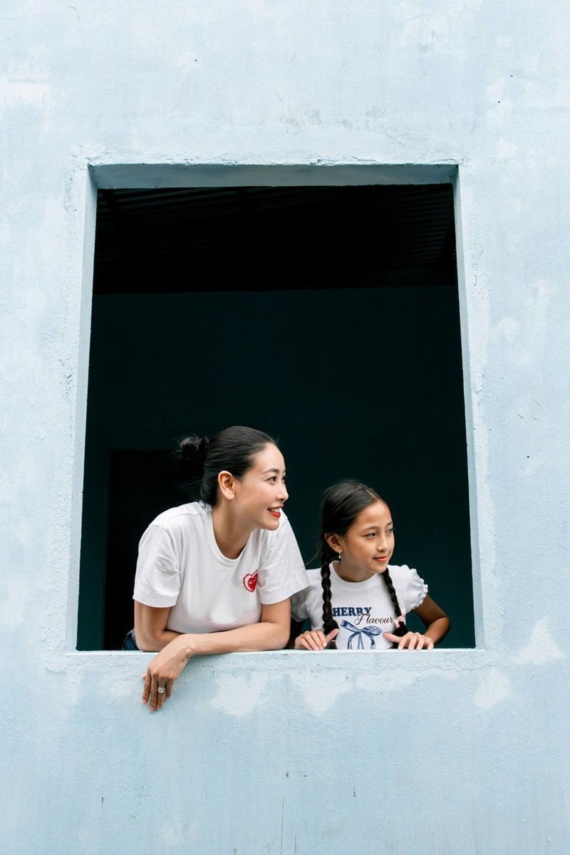 Bé Viann bên mẹ.