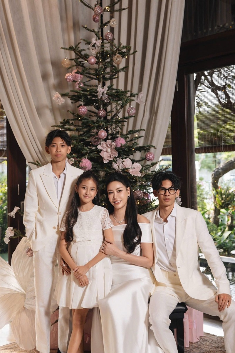 Hà Kiều Anh bên các con.