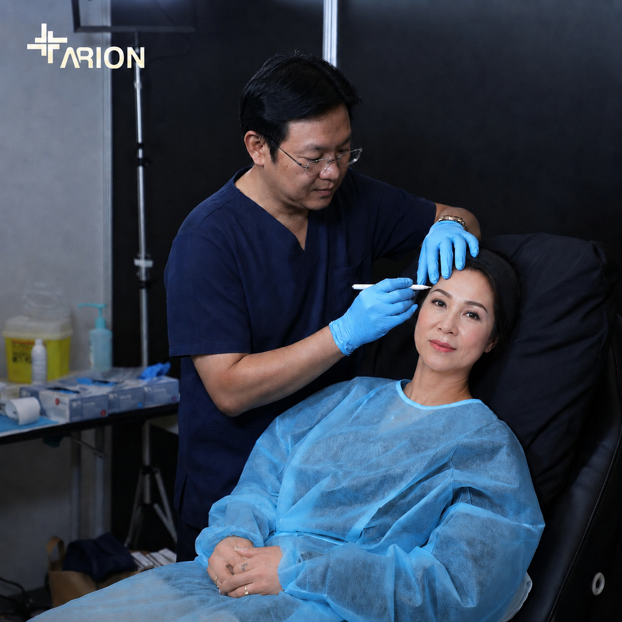 Bác sĩ Phương Thông tại Phòng Khám Thẩm Mỹ ARION thăm khám, quan sát vùng má, rãnh cười và đường viền hàm cho khách hàng trước khi tư vấn liệu pháp Facial Lift.