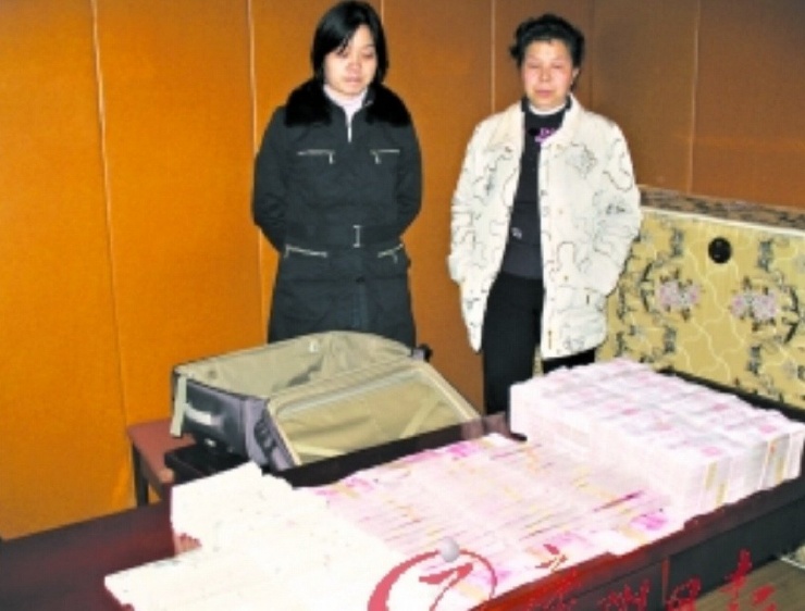 Số tiền thu giữ tại nhà bố mẹ của Phan. Ảnh: Baijiahao Baidu