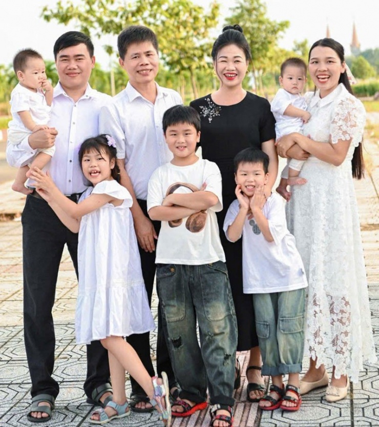 Chị Loan (ngoài cùng bên phải) bên chồng, bố mẹ chồng và các con&nbsp;