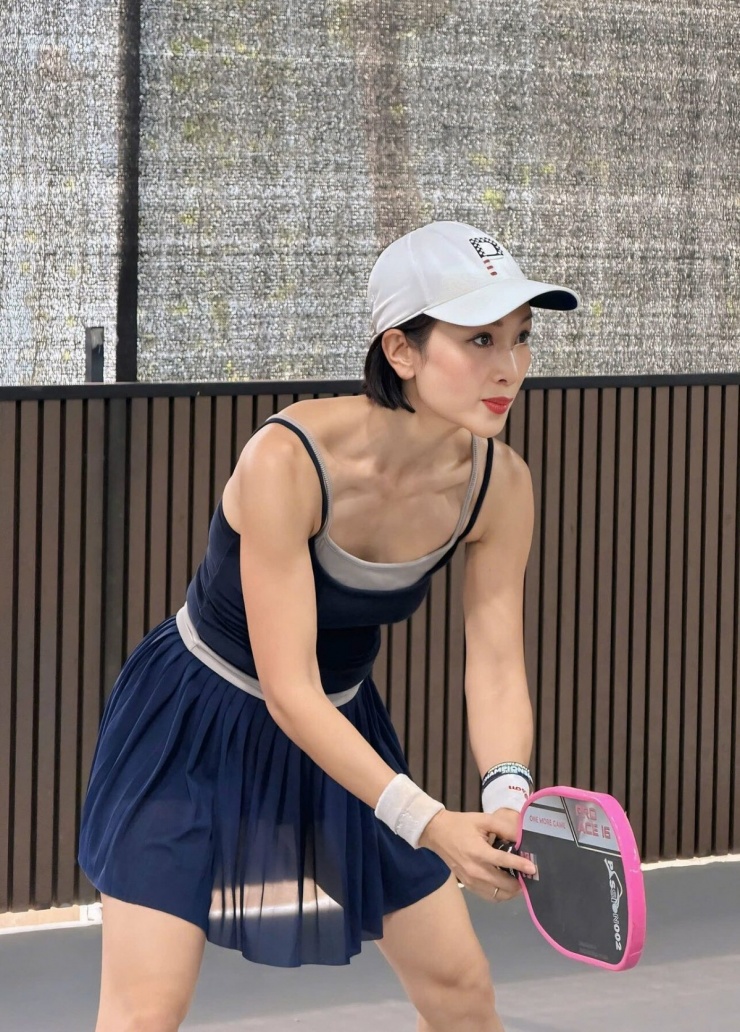 Thu Hương (áo đen) tập gym tại nhà ở TP HCM.