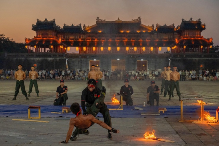 Các chiến sĩ công an biểu diễn võ thuật.