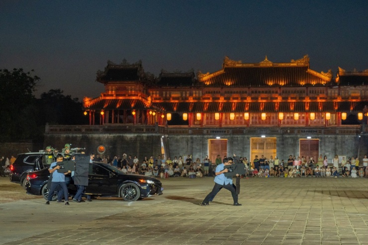 Biểu diễn bảo vệ yếu nhân tại buổi hợp luyện.