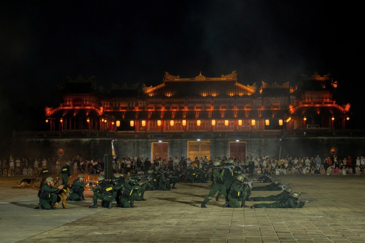 Hình ảnh "đã mắt" trước cổng Ngọ Môn - 15