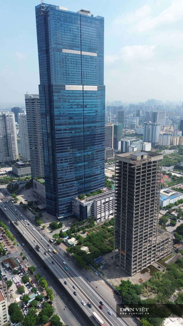 Nằm kiêu hãnh nhưng cũng đầy xót xa ngay trên trục đường huyết mạch Vành đai 3 (Hà Nội), kề sát biểu tượng Landmark 72 (Keangnam), dự án Trung tâm điều hành và giao dịch Vicem do Tổng công ty Xi măng Việt Nam (Vicem) làm chủ đầu tư từng được kỳ vọng sẽ là một điểm nhấn kiến trúc của khu vực phía Tây Thủ đô.