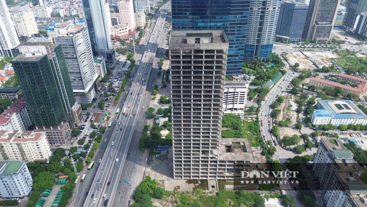 Thế nhưng, đó cũng là cột mốc cuối cùng, bởi từ đó đến nay, công trình bất ngờ "đứt gánh", rơi vào tình trạng "đắp chiếu" và trở thành một trong những dự án bỏ hoang gây nhức nhối nhất tại Thủ đô.