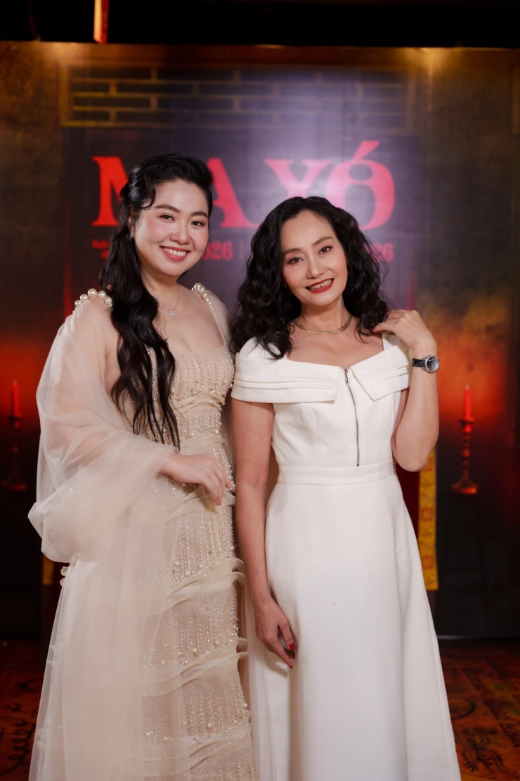 Em gái Trấn Thành mặc sexy đi thảm đỏ - 9