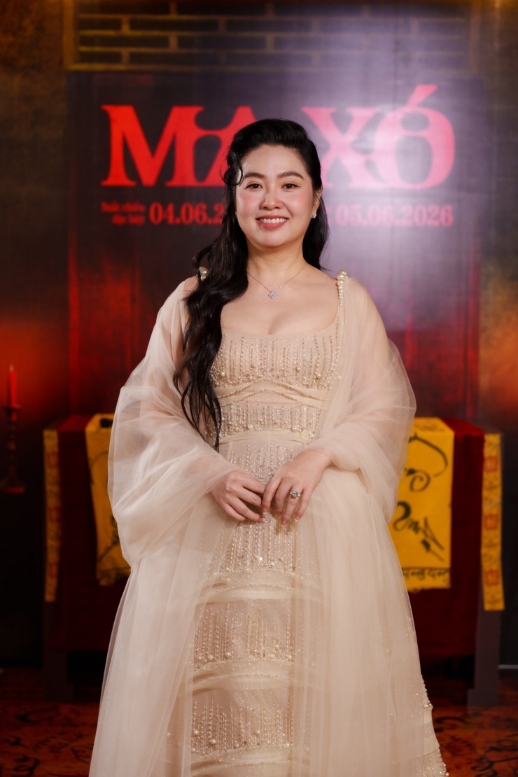 Em gái Trấn Thành mặc sexy đi thảm đỏ - 8