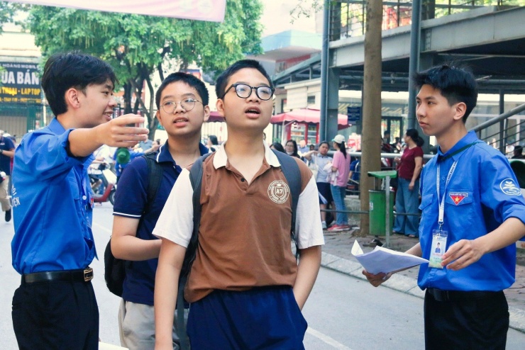 Thí sinh dự kỳ thi vào lớp 10 của Trường THPT Chuyên ĐH Sư phạm Hà Nội. Ảnh: Thanh Hùng