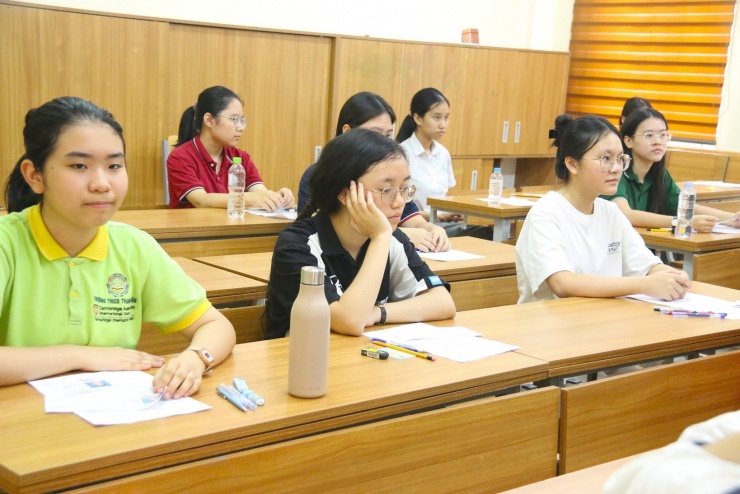Các thí sinh đã vào phòng thi, sẵn sàng cho buổi thi đầu tiên tại Trường THPT Chuyên ĐH Sư phạm Hà Nội.