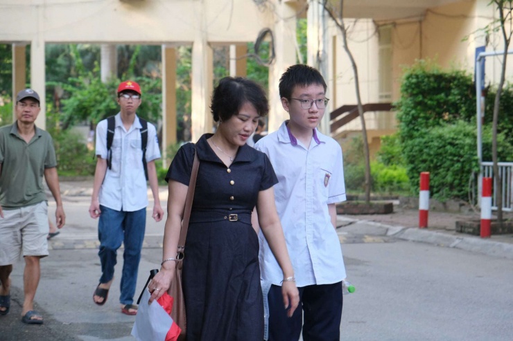 Từ sáng sớm, phụ huynh đã đưa con đi dự thi vào lớp 10.&nbsp;
