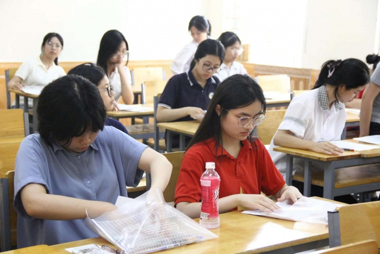Các thí sinh dự thi vào khối chuyên gồm: Toán, Tin học, Vật lý, Hóa học, Ngữ văn, Tiếng Anh, Địa lý, Sinh học.