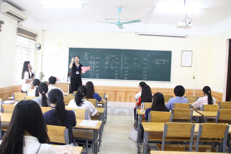 Mùa tuyển sinh căng thẳng với số lượng thí sinh đông kỷ lục.