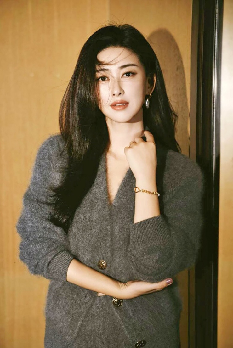 Trong một chương trình truyền hình thực tế, cô từng vướng tin đồn hẹn hò với nam diễn viên Trần Sở Hà khi cả hai có nhiều tương tác ăn ý và thân thiết.