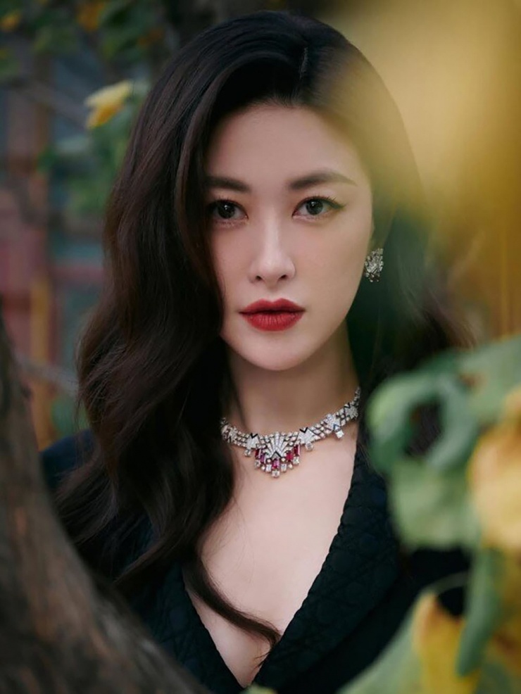 Tuy nhiên, cuộc tình tưởng như cổ tích ấy chỉ kéo dài vỏn vẹn 5 tháng.&nbsp;Theo nhiều nguồn tin, chính Chu Châu đã “đá” tổng giám đốc Ferrari vì anh có tính trăng hoa và thiếu tôn trọng phụ nữ.