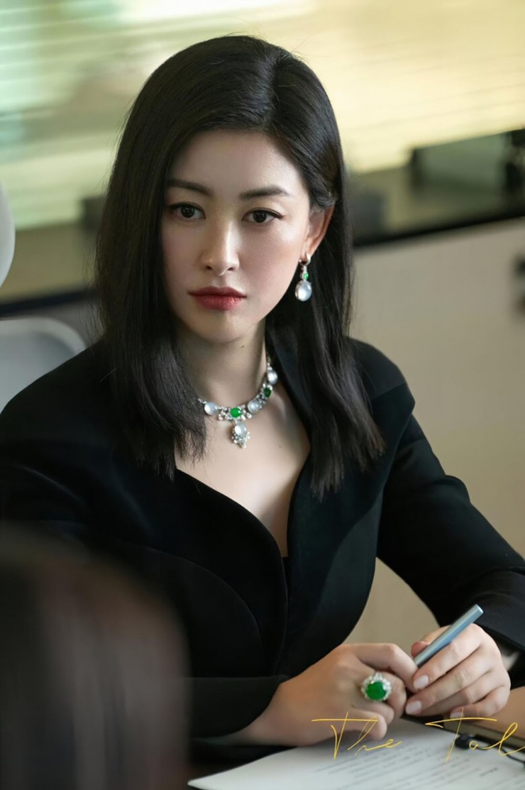 Về sau, công chúng khám phá ra Vương Quân Giai không hề là một người đàn ông tầm thường. Anh tốt nghiệp Đại học Manchester (Anh), từng giảng dạy tại Học viện Mỹ thuật thuộc Đại học Thanh Hoa (Trung Quốc).&nbsp;Ngoài ra, anh còn là vận động viên cưỡi ngựa cấp quốc gia và&nbsp;là người sáng lập một thương hiệu thời trang nam cao cấp chuyên may đo vest cho giới doanh nhân và khách hàng thượng lưu.