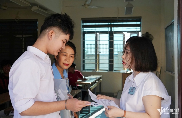 Thí sinh tham dự kỳ thi vào lớp 10 tại Nghệ An. Ảnh: Trần Tuyên