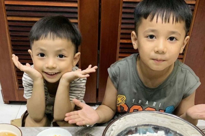 Vào bếp cùng 'khối nghỉ hè': Mẹ đảm Củ Chi dạy con làm bánh xèo