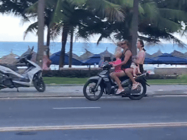 Du khách đầu trần chạy xe máy 'quậy tung' Đà Nẵng