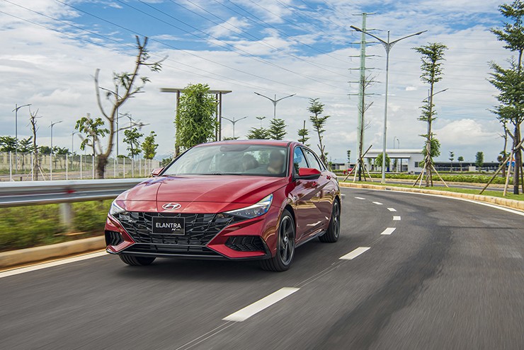 Giá xe Hyundai Elantra tháng 6/2026, sedan hạng C từ 579 triệu đồng