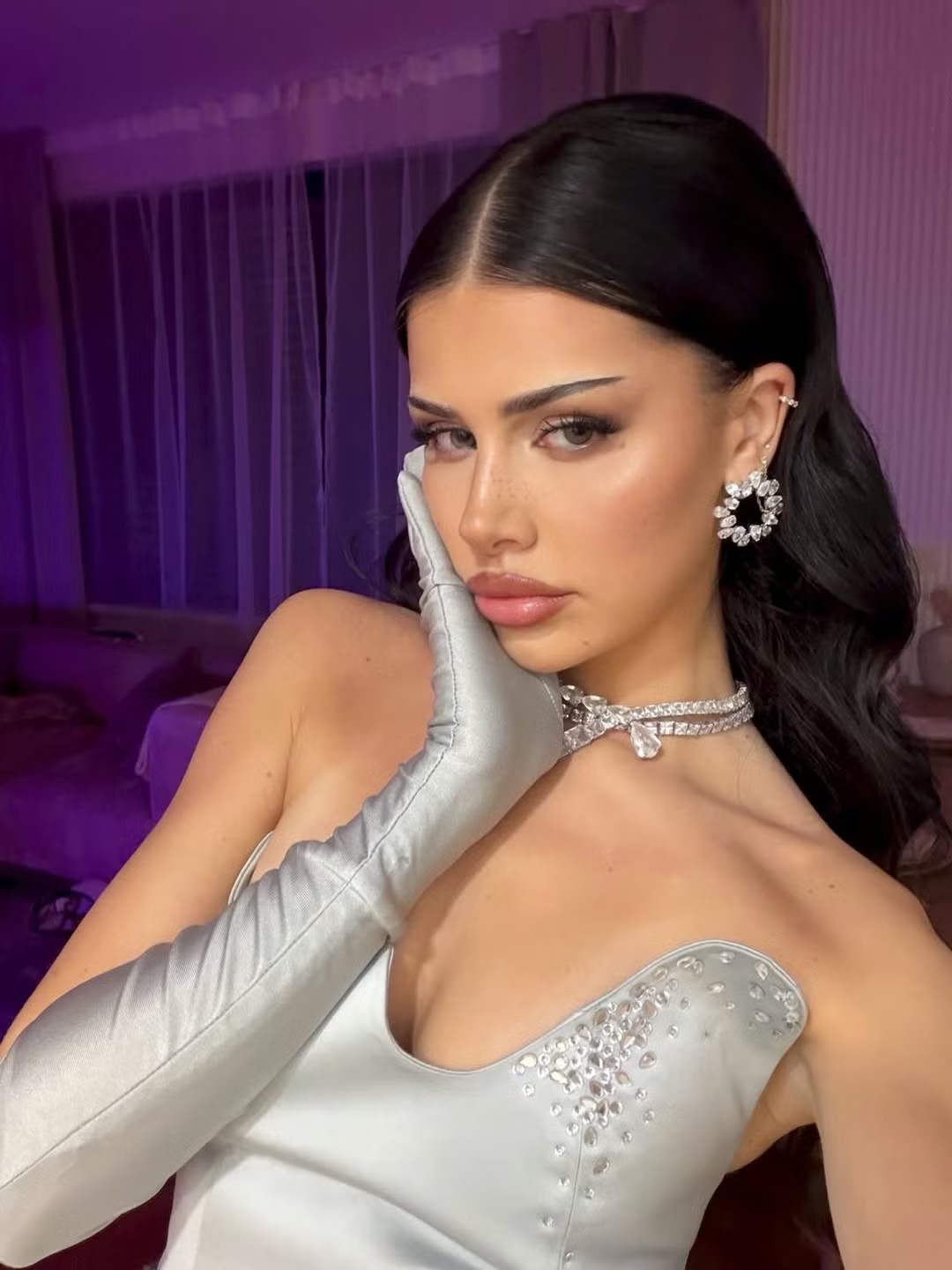 Dominique có sở thích về âm nhạc, ca hát, muay Thái, du lịch, ngoại ngữ. Cô cũng có trang cá nhân Instagram với hơn 557.000 người theo dõi. Đây được xem là lợi thế của Dominique Alagia khi đến với sân chơi Hoa hậu Hòa bình. Thực tế cho thấy cuộc thi Miss Grand đề cao người đẹp nổi tiếng, có sức ảnh hưởng trên mạng xã hội. Họ thường đạt được những thứ hạng cao tại cuộc thi.