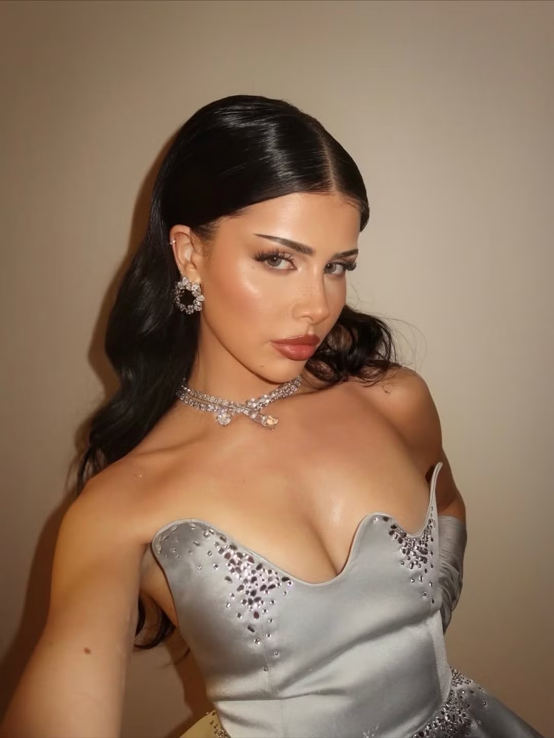 Dominique có sở thích về âm nhạc, ca hát, muay Thái, du lịch, ngoại ngữ. Cô cũng có trang cá nhân Instagram với hơn 557.000 người theo dõi. Đây được xem là lợi thế của Dominique Alagia khi đến với sân chơi Hoa hậu Hòa bình. Thực tế cho thấy cuộc thi Miss Grand đề cao người đẹp nổi tiếng, có sức ảnh hưởng trên mạng xã hội. Họ thường đạt được những thứ hạng cao tại cuộc thi.